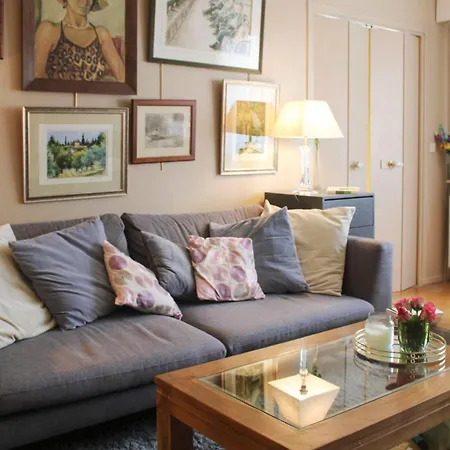 A Large 104 M Family Nest In 15th Parigi